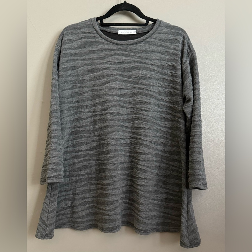 Cut Loose Dark Grey/Textured/3/4 Sleeve/Swing Top. Medium.
